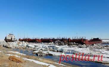 Два теплохода затонули на реке Лене в Якутии из-за весеннего ледохода. В Жиганском районе Якутии затонули два судна, сообщила пресс-служба министерства экологии республики в телеграм-канале.
