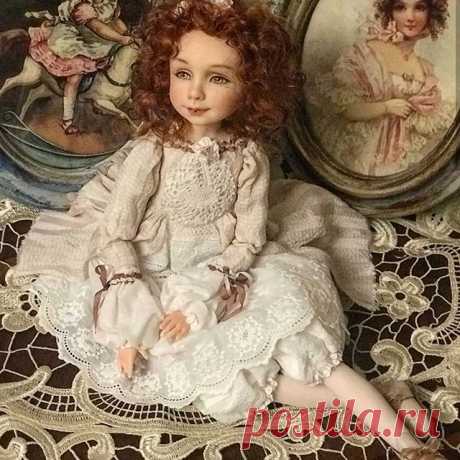 Куколки, нежные как куколки, от @evgeniya_rogovskaya, с элементами старинного кружева и вышивки в одежде. 💞