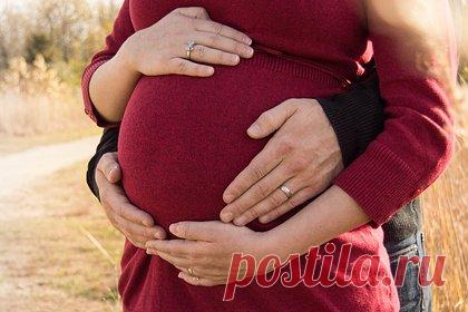 Врач раскрыл шансы забеременеть после менопаузы. Женщина может забеременеть и после начала менопаузы, предупредила гинеколог Таня Адиб. «Пользоваться контрацептивами нужно в течение двух лет после последней менструации, если вам меньше 50 лет, и год — если больше. Так что лучше запомнить дату последней менструации», — объяснила риск забеременеть она.