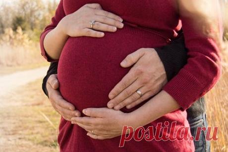 Врач раскрыл шансы забеременеть после менопаузы. Женщина может забеременеть и после начала менопаузы, предупредила гинеколог Таня Адиб. «Пользоваться контрацептивами нужно в течение двух лет после последней менструации, если вам меньше 50 лет, и год — если больше. Так что лучше запомнить дату последней менструации», — объяснила риск забеременеть она.