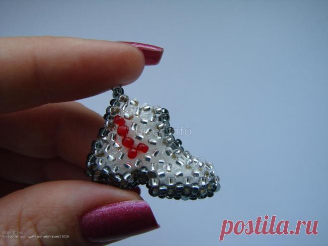 Ботиночек из бисера Всё из бисера и о бисере плетём и вышиваем. Учимся плести и вышивать бисером, уроки и техники бисероплетения, мастер классы, схемы для вышивания бисером