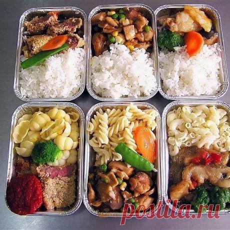 Углеводный день - рацион 1200
на день 1217 ккал/36/50/152.⠀
1. Завтрак: каша льняная 25 гр, молоко 1,5% 110 мл, облепиха/клубника 20/20 гр - 130/1,7/4/10;⠀
2. Второй завтрак: овсянка 45 гр (в сухом виде), молоко 1,5% 150 мл, киви 1 шт - 256/10,8/5,4/41,14;⠀
3. Обед: гречка 150 гр (в готовом виде), салат овощной 220 гр - 334/6,5/20/36,4;
⠀4. Перекус: яблоко+фундук 25 гр - 227/4,4/13,7/23,6;⠀5. Ужин: тушёная овощная смесь 200 гр - 170/7/2/32;⠀
6. Второй ужин: кефир 2,5% 200 мл - 100/5,6/5/8.⠀