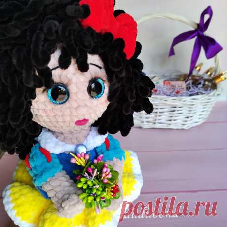 PDF Кукла Алиса крючком. FREE crochet pattern; Аmigurumi toy patterns. Амигуруми схемы и описания на русском. Вязаные игрушки и поделки своими руками #amimore - большая кукла из плюшевой пряжи, плюшевая куколка девочки, принцессы Дисней.