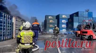 В Новороссийске спасатели тушат пожар в грузовом терминале порта — видео. В грузовом терминале морского торгового порта в Новороссийске загорелись деревянные палеты. Площадь возгорания составляет 1300 кв. м. По информации МЧС, пострадавших нет. Пожарным удалось ликвидировать открытый огонь, тушение продолжается. Читать далее