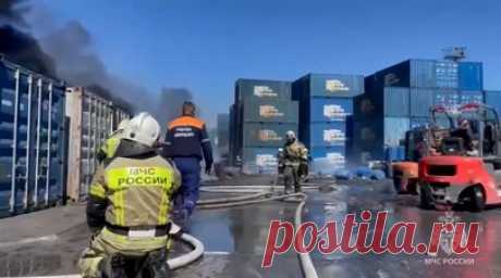 В Новороссийске спасатели тушат пожар в грузовом терминале порта — видео. В грузовом терминале морского торгового порта в Новороссийске загорелись деревянные палеты. Площадь возгорания составляет 1300 кв. м. По информации МЧС, пострадавших нет. Пожарным удалось ликвидировать открытый огонь, тушение продолжается. Читать далее