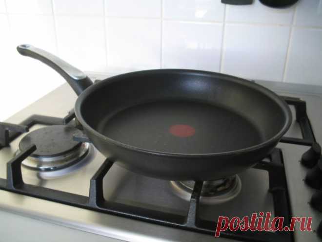 Тяжелая, глубокая сковорода — это всем известная классика, с помощью которой колдовали на кухне еще наши бабушки. Опытные кулинары до сих пор убеждены, что чугунная сковорода идеальна для приготовления продуктов, которым требуется длительная термическая обработка. Чугун прекрасно проводит тепло, поэтому может нагреваться очень сильно. Вместе с тем продукты на такой сковороде НЕ пригорают. Происходит это благодаря тому, что чугун — достаточно пористый металл, и во время жарк