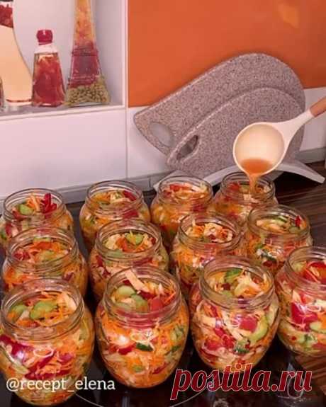 Мраморное мясо - изумительно вкусно и смотрится, изумительно...

Во-первых, рецепт прост в приготовлении. Во-вторых, нарезка эффектно смотрится на столе. И самое главное, получается очень вкусно!

Филе куриное – 700 г
Желатин быстрорастворимый – 30 г
Паприка сладкая (молотая) – 1 ст.л.
Чеснок – 3-4 зубца
Перец черный молотый
Соль
Зелень измельченная

Куриное филе нарезать небольшими кусочками.
Добавить мелко нарезанный чеснок, соль, перец, паприку, желатин и зелень. По рец...