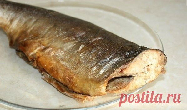 Рыба горячего копчения в рукаве для запекания - Эфария Ингредиенты: Рыба Соль Жидкий дым Приготовление:  Натираем рыбу хорошенько крупной солью, особенно внутри. Оставляем на 30-40 минут. Потом обмазываем жидким дымом. Кладем рыбу в пакет для запекания. Завязываем с обеих сторон и ставим в максимально разогретую духовку. Запекаем от 15 до 40 минут (зависит от размера рыбы). Рыбка хороша и в горячем виде, но все же лучше