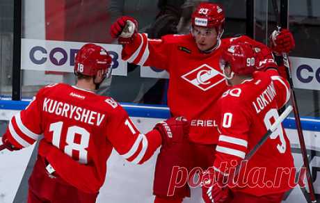 "Спартак" победил рижское "Динамо" в матче КХЛ. Встреча в Москве завершилась со счетом 3:1 (2:0, 0:1, 1:0). В составе московской ледовой дружины шайбы забросили Михаил Котляревский (11-я минута), Кирилл Капризов (30-я) и Джордан Шредер (54-я). У гостей отличился Патрикс Эмилсон (73-я).