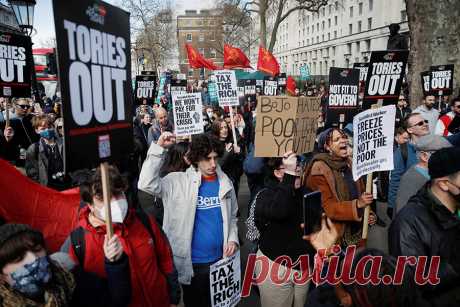 В Британии прошли акции протеста из-за цен на электричество. Тысячи жителей Великобритании в субботу вышли на акции протеста против роста цен на энергоресурсы, пишет The Guardian.