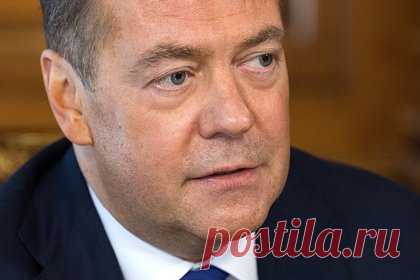 Медведев назвал размер своей зарплаты в 90-е годы. Заместитель председателя Совета безопасности России Дмитрий Медведев рассказал о своей зарплате в 90-е годы. По его словам, после защиты диссертации он получал семь долларов. Россия должна помнить пройденный ей путь, добавил Медведев на дискуссионной площадке «Будущее России».