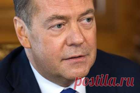 Медведев назвал размер своей зарплаты в 90-е годы. Заместитель председателя Совета безопасности России Дмитрий Медведев рассказал о своей зарплате в 90-е годы. По его словам, после защиты диссертации он получал семь долларов. Россия должна помнить пройденный ей путь, добавил Медведев на дискуссионной площадке «Будущее России».