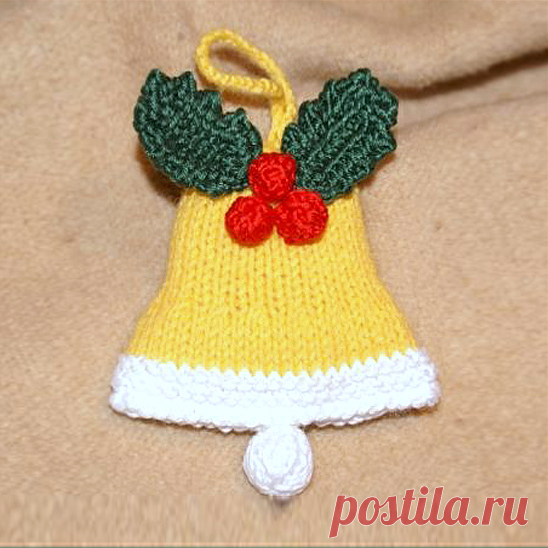 Вязаный колокольчик на елку (вязание на спицах) Дорогу новогодним колокольчикам!
Колокольчик определённо также актуален на ёлочке, как и привычные шишки. Оно и понятно, традиции вечны, и этим и прекрасны. А давайте сегодня свяжем колокольчики на ёлку? 
Они могут быть выполнены и спицами, и крючком. Связать колокольчики можно плотной вязкой, а также ажуром. Причём нельзя сказать, что какая-то модель лучше другой. Любой вариант очарователен и имеет право на жизнь.