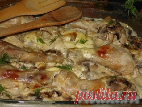 Курица, запеченная в духовке с картошкой и грибами - 7 пошаговых фото в рецепте Курица, запеченная в духовке с картошкой и грибами, - очень вкусное и простое в приготовлении блюдо. Мясо получается очень мягким и ароматным, а сметанная заливка с чесноком придаёт восхитительный аромат. Грибы можете использовать совершенно разные. Я приготовила с шампиньонами, но с лесными ...