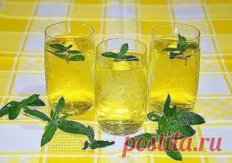 То, что сделает с твоей печенью 1 стакан этого напитка, можно назвать настоящим чудом!
Если печень перегружена или плохо работает, мы сразу же это чувствуем. Слабость, нехватка энергии, головокружение, тошнота, боль в правом подреберье, проблемы с пищеварением и кожная сыпь — всё это признаки того, что с печенью непорядок.
Очищение печени в домашних условиях возможно благодаря простому рецепту мятно-лимонного напитка! Абсолютно безопасное средство, которое тут же улучшает состояние организма,