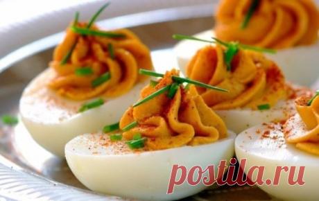 Фаршированные яйца
25 вариантов для начинки:
1. Обжарьте мелко порезанный лук и смешайте с желтком.
2. Твердый сыр с чесноком, майонезом и желтком.
3. Желток с мелко порезанными маслинами или оливками и майонезом.
4. Красная или черная икра. Уже без желтка.
5. Сыр на мелкой терке, грецкие орехи плюс майонез и чеснок. Украсить половинками грецкого ореха.
6. Тунец или сайра с маслинами.
7. Креветки с желтком. Сверху – по целой вареной креветке.
8. Желток, майонез, горчица, соленые огурцы – на те