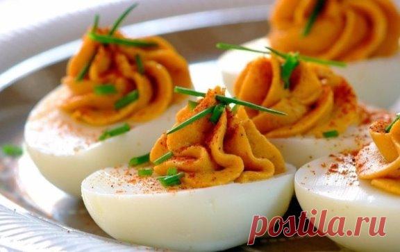 Фаршированные яйца
25 вариантов для начинки:
1. Обжарьте мелко порезанный лук и смешайте с желтком.
2. Твердый сыр с чесноком, майонезом и желтком.
3. Желток с мелко порезанными маслинами или оливками и майонезом.
4. Красная или черная икра. Уже без желтка.
5. Сыр на мелкой терке, грецкие орехи плюс майонез и чеснок. Украсить половинками грецкого ореха.
6. Тунец или сайра с маслинами.
7. Креветки с желтком. Сверху – по целой вареной креветке.
8. Желток, майонез, горчица, соленые огурцы – на те