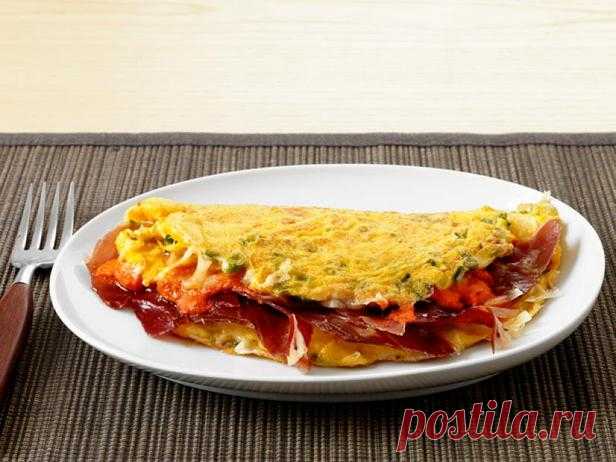 Испанский омлет с соусом ромеско