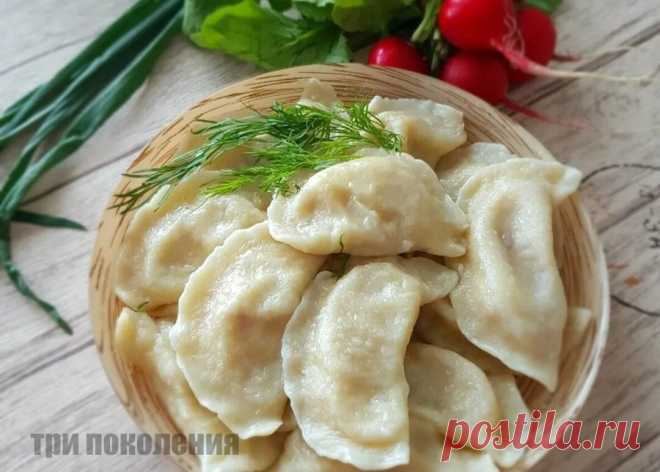 Очень сытные «старорусские» вареники, особенно понравятся мужчинам. Такие вкусные, что все всегда просят добавки  Тесто: стакан теплой воды, яйца, мука, немного соли, растительное масло. Начинка: 400 г. фарша (свинина + говядина), 200 г. лука, 2 ст.л. сметаны, соль, перец. В воду добавьте 1 яйцо, соль и размешайте. Частями добавляйте муку, замесите крутое тесто. Лепите вареники как обычно. Но начинка должна быть очень хорошо приготовлена. Так что фарш в течение 30-60 минут должен томиться на с…