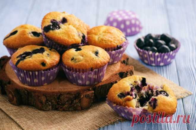 Маффины с голубикой Ингредиенты:Мука пшеничная — 160 гМука кукурузная желтая — 100 г Разрыхлитель — 6 г Сода — 2 г Соль — 1 щепотка Сахар — 160 г Ванилин — по вкусу Масло растительное — 120 г Сметана 15–20% — 100...