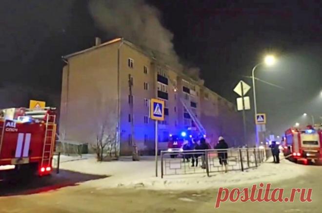 В Чите загорелась крыша пятиэтажного жилого дома. Из здания эвакуировали жильцов.