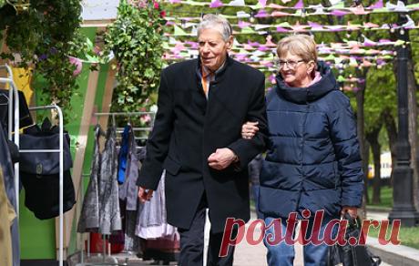 &quot;Известия&quot;: в России могут разрешить прабабушкам и прадедушкам брать опеку над правнуками. Газета передает, что в этом случае им увеличат выплату к страховым пенсиям по старости и инвалидности