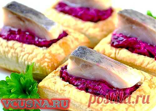 Слойки со свекольной начинкой и селедкой - пошаговый кулинарный рецепт VCUSNA.RU