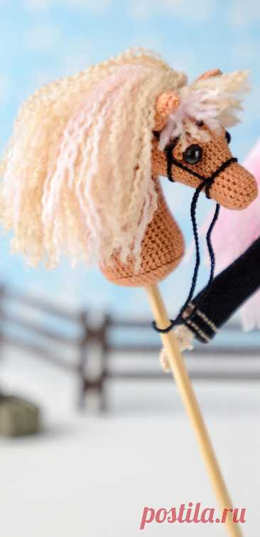 PDF Лошадка на палочке крючком. FREE crochet pattern; Аmigurumi animal patterns. Амигуруми схемы и описания на русском. Вязаные игрушки и поделки своими руками #amimore - лошадь, лошадка на палочке для куклы, конь.