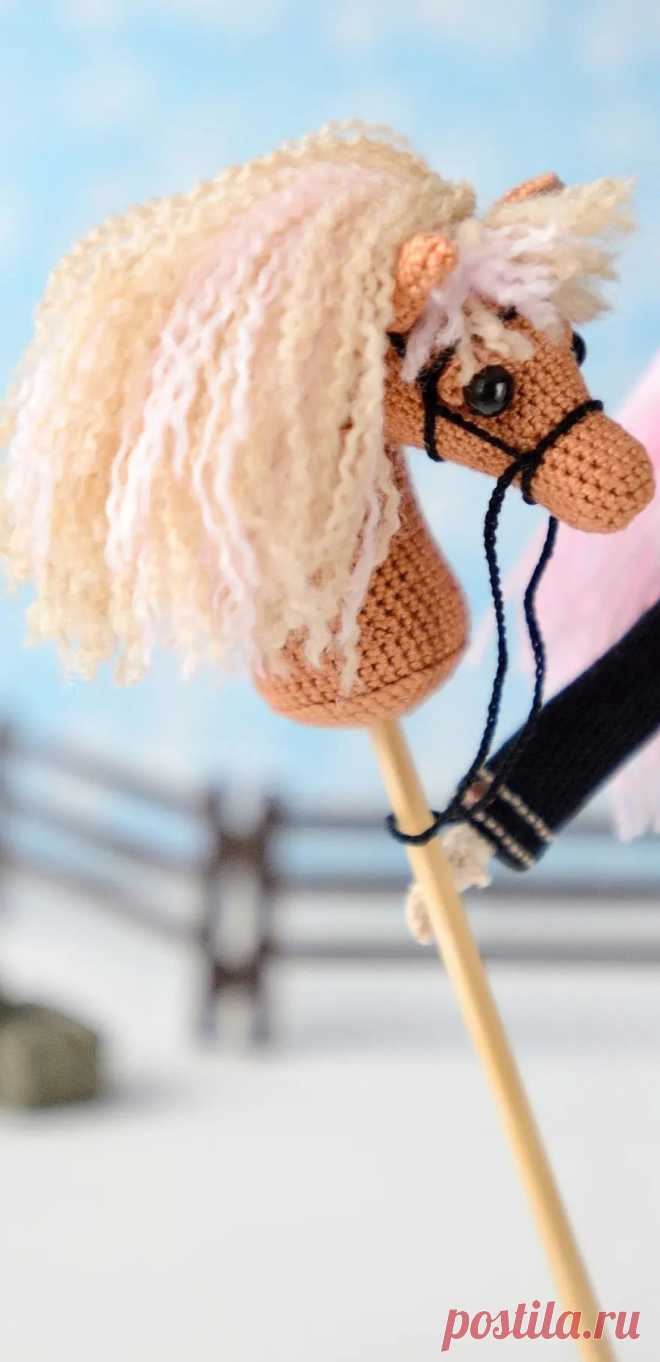 PDF Лошадка на палочке крючком. FREE crochet pattern; Аmigurumi animal patterns. Амигуруми схемы и описания на русском. Вязаные игрушки и поделки своими руками #amimore - лошадь, лошадка на палочке для куклы, конь.