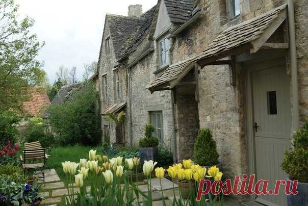 Неподдельная сельская красота местечка Бибури На юго-западе Англии в районе Котсуолд расположена небольшая деревушка Бибури, которую Уильям Моррис считал самой красивой. Бибури известна великолепием своих живописных пейзажей и неподдельной сельской красотой. Английский писатель и художник Уильям Моррис назвал ее самой красивой...