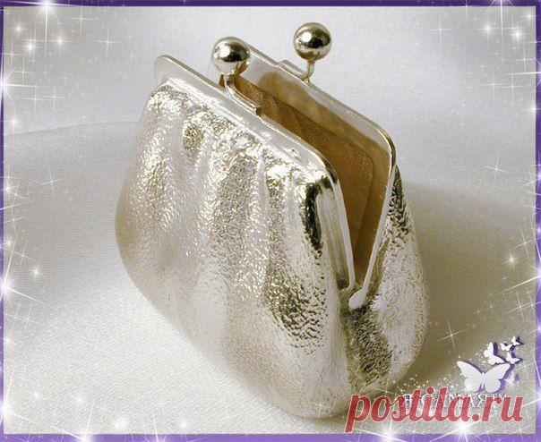 ✔ ТАЛИСМАНЫ для кошелька ™.... Замечательно, если вы положите в ваш кошелек денежный талисман. 

Например, три китайские монетки, перевязанные красной тесемочкой (их можно приобрести в магазинчиках фэн-шуй). Надо носить в кошельке небольшую красную бумажку, в кошельке будут водиться деньги.