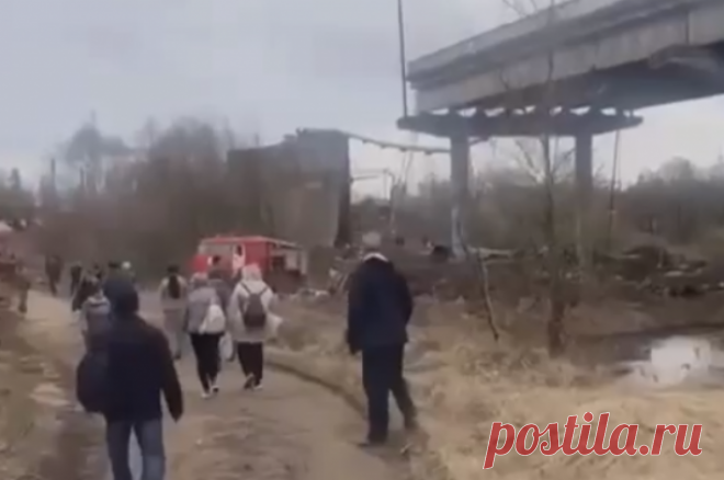 Очевидец рассказал о первых минутах после обрушения моста в Вязьме. У одного из пострадавших, по словам очевидца, были множественные переломы.