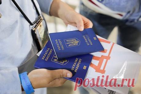 Британка рассказала о попытке избавиться от беженцев с Украины. Жительница Великобритании Лиза Рейнес рассказала о попытке избавиться от беженцев с Украины, которых приютила в своем доме в Стокпорте. Британка рассказала, что поселила у себя семью из четырех человек, ожидая, что гости будут жить у нее не больше полугода. Однако пребывание беженцев в ее доме затянулось.
