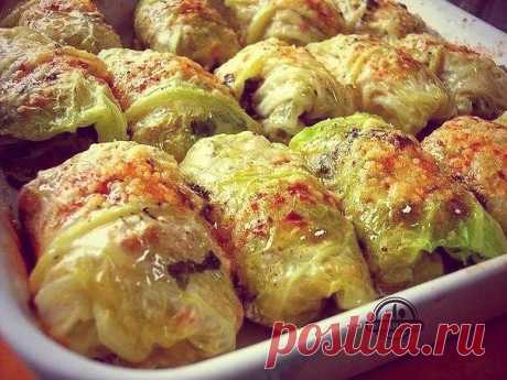 10 РЕЦЕПТОВ САМЫХ ВКУСНЫХ ГОЛУБЦОВ 

1. Голубцы с грибами

Ингредиенты:

 Белокочанная капуста — 8–10 листьев 
 Вода 
 Соль — по вкусу 
 Растительное масло — 2 ст. л. 

Для начинки: 

 Свежие грибы — 500 г или сушеные грибы — 100 г 
 Томатная паста — 1–2 ст. л. 
 Рассыпчатая рисовая каша — 1/2 ст.
 Соль — по вкусу

Приготовление:

1. Капустные листья проварить в кипящей воде 2–3 мин., вынуть из воды, дать воде стечь. 
2. При необходимости жесткие прожилки листьев слегка от...
