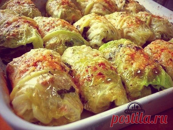 10 РЕЦЕПТОВ САМЫХ ВКУСНЫХ ГОЛУБЦОВ 

1. Голубцы с грибами

Ингредиенты:

 Белокочанная капуста — 8–10 листьев 
 Вода 
 Соль — по вкусу 
 Растительное масло — 2 ст. л. 

Для начинки: 

 Свежие грибы — 500 г или сушеные грибы — 100 г 
 Томатная паста — 1–2 ст. л. 
 Рассыпчатая рисовая каша — 1/2 ст.
 Соль — по вкусу

Приготовление:

1. Капустные листья проварить в кипящей воде 2–3 мин., вынуть из воды, дать воде стечь. 
2. При необходимости жесткие прожилки листьев слегка от...