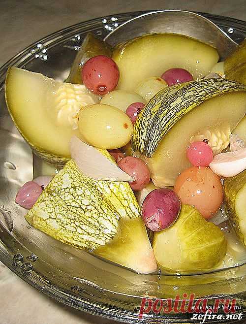 Маринованные огурцы с кабачками и виноградом.