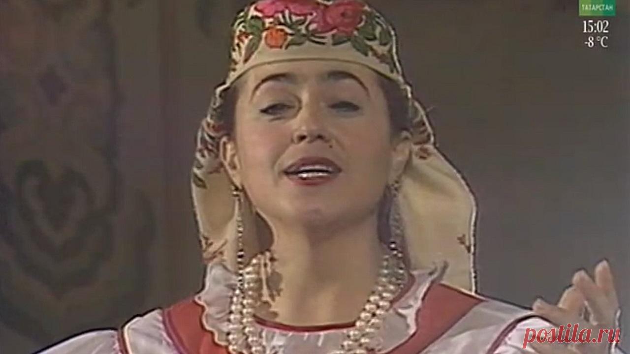 Татар халык җыры
Лена Бичарина - Зәңгәр чиләк
Лена Бичарина - Зэнгэр чилэк