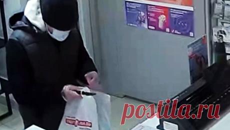 Житель Татарстана ограбил салон связи с муляжом бомбы и "запиской от ВСУ". В Марий Эл рецидивист ограбил салон сотовой связи, сообщает МВД Медиа. Инцидент произошел в одном из салонов сотовой связи на улице Ленина в Волжске. Мужчина в маске и перчатках ворвался в помещение и, угрожая ножом и предметом, похожим ...