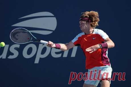 Россиянин Рублев вышел в третий круг US Open. Российский теннисист Андрей Рублев обыграл корейца Квон Сон У в матче второго круга US Open-2022. Встреча прошла в четверг, 1 сентября, и продлилась три сета. Российский игрок одержал победу со счетом 6:3, 6:0, 6:4. Встреча продлилась 1 час и 45 минут. Рублев сделал 12 эйсов.
