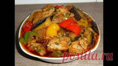 Тушёное мясо с овощами ооочень вкусно 1,300гр свиной шеи,3 крупных сл.перца,4 луковицы,1-2 баклажана,3 крупных помидора,укроп,петрушка, сванская соль, соль, 1/2 острого перца,перец чёрн., щепотка сахара.