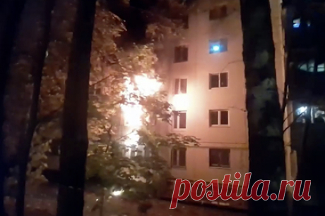 Появилось видео с криками зовущих о помощи при пожаре на юге Москвы. Кадры пожара в девятиэтажном доме в районе Чертаново на юге Москвы, где погибла россиянка с ребенком, появились в сети. Возгорание произошло ночью во вторник, 5 октября, на втором этаже. Шесть пострадавших госпитализированы. Площадь пожара составила 30 квадратных метров.