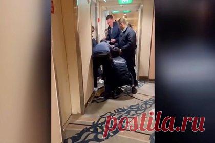 Мужчина выпил 33 коктейля во время круиза, сорвал с себя одежду и не выжил