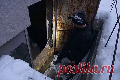 В российском городе подвал дома утонул в фекалиях. В Саратове подвал одного из домов утонул в фекалиях, при этом решить проблему не могут уже на протяжении длительного времени. Внимание на проблему обратила мэр российского города Лада Мокроусова, приехавшая на встречу с жильцами, видеозапись встречи доступна во «ВКонтакте».