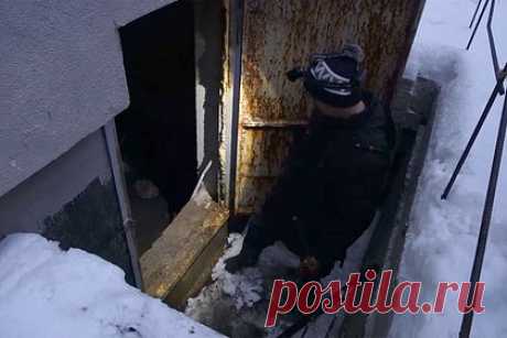 В российском городе подвал дома утонул в фекалиях. В Саратове подвал одного из домов утонул в фекалиях, при этом решить проблему не могут уже на протяжении длительного времени. Внимание на проблему обратила мэр российского города Лада Мокроусова, приехавшая на встречу с жильцами, видеозапись встречи доступна во «ВКонтакте».