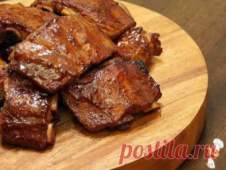 Свиные ребрышки в духовке с медом | Вкусно готовим дома Свиные ребрышки в духовке с медом прекрасно подойдут даже к праздничному столу! Порадуйте близких и гостей, приготовив свиные ребрышки с медом по этому рецепту.