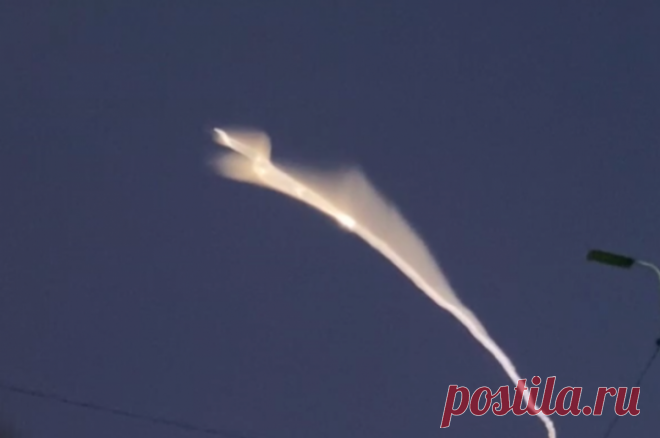 В Сети появились кадры следа выпущенной ракеты «Ярс» с Плесецка. Ее пуск состоялся 25 октября в ходе тренировки стратегических сил сдерживания.