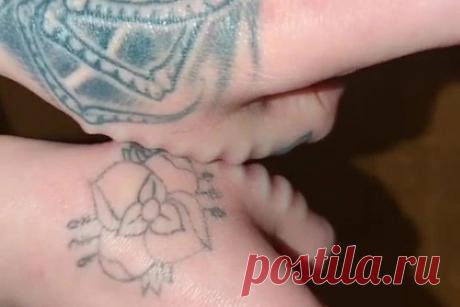 Девушка вживила игрушку-антистресс под кожу ради развлечения. Отвечая на вопрос одного из пользователей под предыдущим видео, девушка объяснила, что необычный вид ее руки приобрели, после того как она вживила под кожу больших пальцев силиконовые имплантаты. Специалистка по пирсингу призналась, что она использует их в качестве развлечения.