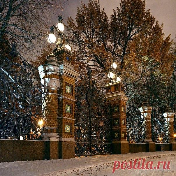 «...Твоих оград узор чугунный,
Твоих задумчивых ночей 
Прозрачный сумрак, блеск безлунный…»