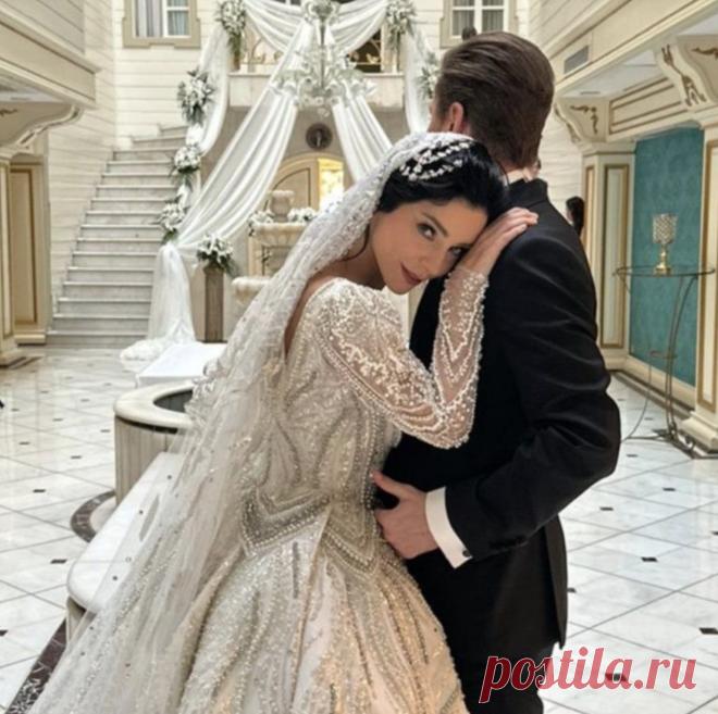 Нурбану султан вышла замуж | PROтурецкое кино Пульс Mail.ru Свадьба Мерве Бологур и Мерта Айдына состоялась в роскошном особняке Фуат паша в Стамбуле. Эффектная церемония поразила всех гостей.