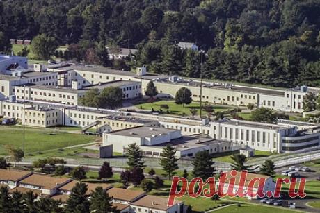 Жена осужденного в США Ярошенко рассказала о красном уровне опасности в тюрьме. Красный уровень опасности ввели в связи с распространением омикрон-штаммом коронавируса в тюрьме города Данбери (штат Коннектикут, США), в которой содержится летчик Константин Ярошенко. Об этом рассказала жена россиянина Виктория Ярошенко. По словам ее супруга, в тюрьме много заболевших новым штаммом.